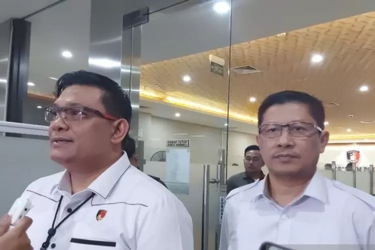 Wakil Direktur Tindak Pidana Korupsi (Wadirtipikor) Bareskrim Polri Kombes Pol. Arief Adiharja (kiri) didampingi Dirreskrimsus Polda Metro Jaya Kombes Pol. Ade Safri Simanjuntak memberikan keterangan kepada wartawan usai pemeriksaan Ketua KPK Firli Bahuri di Bareskrim Polri, Jakarta, Selasa (24/10) ( ANTARA/Laily Rahmawaty)