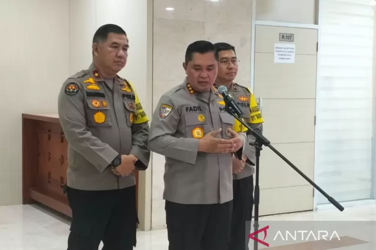 Kabaharkam Polri Komjen Pol. Fadil Imran (tengah) usai rapat kerja bersama Komisi III DPR RI di Kompleks Parlemen, Senayan, Jakarta, Rabu (15/11/2023).  (ANTARA/Melalusa Susthira K)