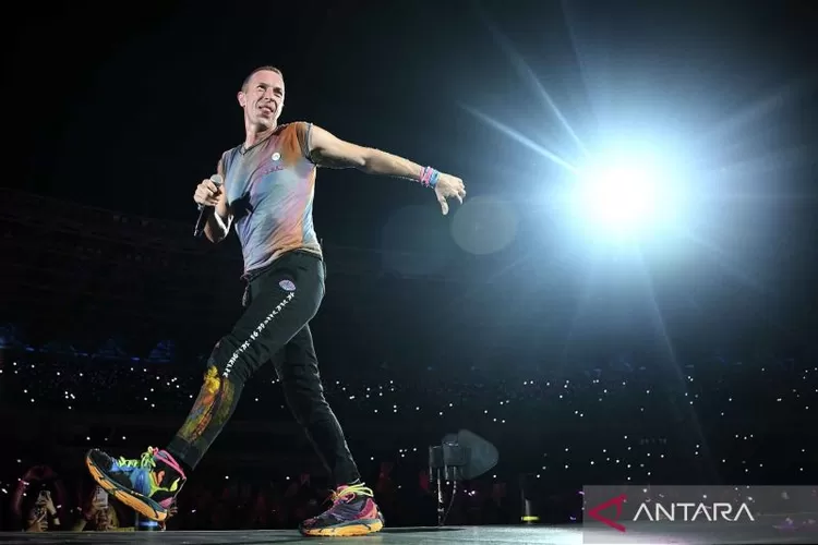 Vokalis grup band Coldplay Chris Martin beraksi saat membawakan hits andalannya dalam konser di Stadion Utama Gelora Bung Karno Senayan, Jakarta, Rabu (15/11/2023), dalam rangkaian tur dunia "Music of the Spheres Tour 2023" di Jakarta.  (ANTARA FOTO/M Risyal Hidayat)