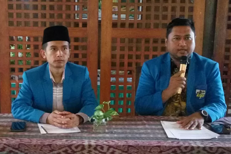 Farid dan Durori (berpeci) ketika memberikan keterangan tentang Musda X KNPI Bantul kepada sejumlah awak media.  (Teguh Priyono)