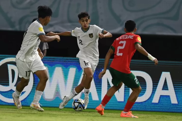 Pesepak bola Timnas Indonesia Welber Jardim (tengah) menggiring bola saat melawan Timnas Maroko dalam pertandingan penyisihan Grup A Piala Dunia U-17 2023 di Stadion Gelora Bung Tomo (GBT), Surabaya, Jawa Timur, Kamis (16/11/2023). Indonesia kalah dengan skor 1-3.  (ANTARA FOTO/Aditya Pradana Putra)