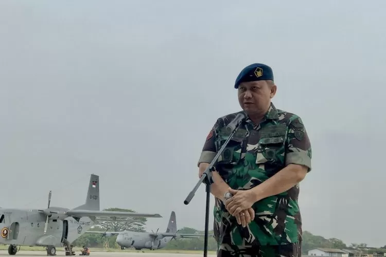 Kepala Dinas Penerangan TNI Angkatan Udara Marsekal Pertama TNI R. Agung Sasongkojati memberi keterangan kepada wartawan terkait jatuhnya dua pesawat tempur EMB-314 Super Tucano di Pangkalan Udara Halim Perdanakusuma, Jakarta, Jumat (17/11/2023).  (ANTARA/Genta Tenri Mawangi)