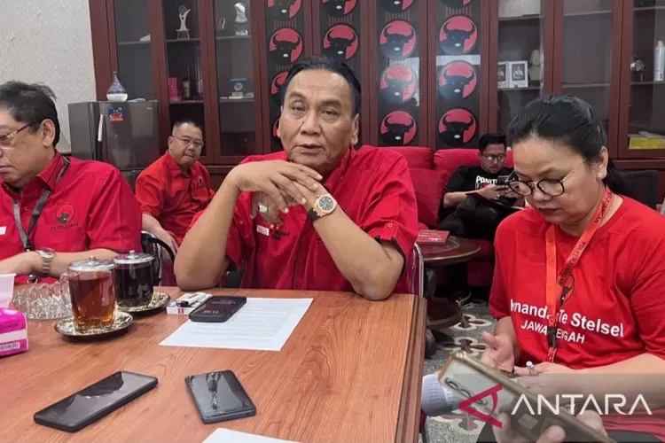 Ketua DPD PDI Perjuangan Jawa Tengah Bambang Wuryanto (tengah).  (ANTARA/Wisnu Adhi)