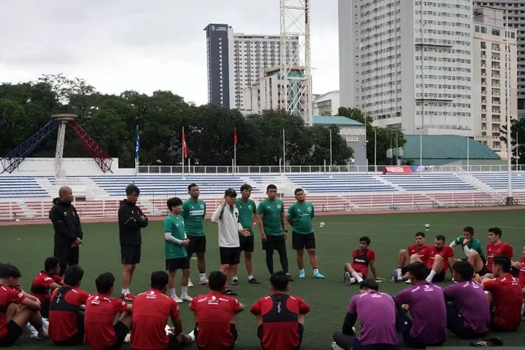 Pelatih timnas Indonesia Shin Tae-yong saat memimpin latihan perdana di Filipina untuk kualifikasi Piala Dunia 2026 zona Asia putaran kedua, Sabtu (18/11/2023).  (ANTARA/HO/PSSI)