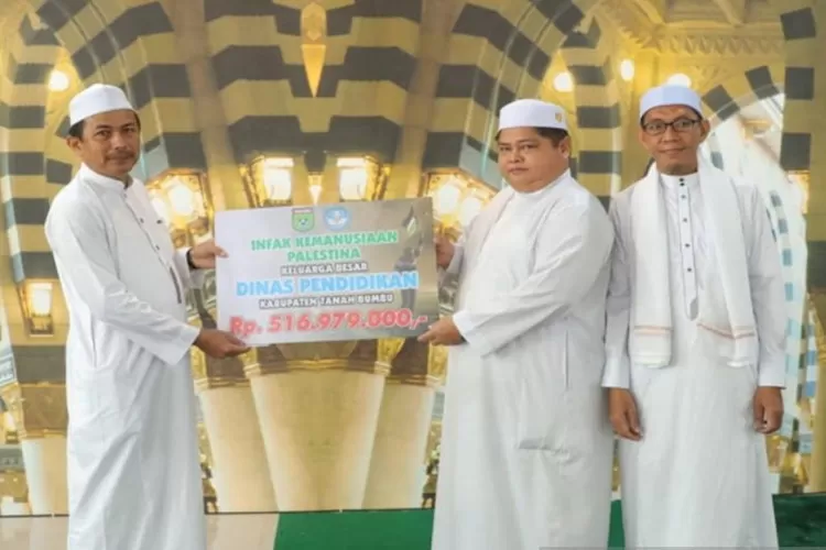 Kepala Dinas Pedidikan Tanah Bumbu Amilludin (kiri0 saat menyerahkan dana infak dari seluruh guru dan staf di Dinas Pendidikan kepada Bazna Tanah Bumbu untuk warga atau korban perang yang saat ini berlangsung di Jalur Gaza Palestina.  (ANTARA/HO-Diskominfo Tanah Bumbu)