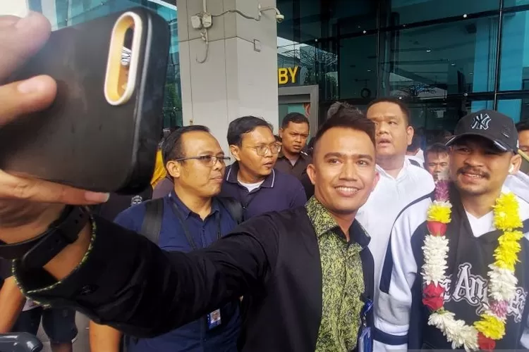 Petarung MMA asal Sumatera Utara Jeka Saragih (kanan) berfoto bersama penggemar setibanya di Bandara Internasional Soekarno-Hatta Tangerang Banten, Rabu (22/11/2023), usai berkompetisi dalam ajang UFC di Las Vegas Amerika Serikat.  (ANTARA/Aditya Ramadhan)
