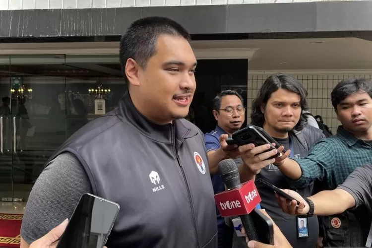  Menteri Pemuda dan Olahraga (Menpora) RI Dito Ariotedjo saat melayani wawancara dengan wartawan di Wisma Kemenpora RI Jakarta, Rabu (22/11/2023).  (ANTARA/Arnidhya Nur Zhafira)