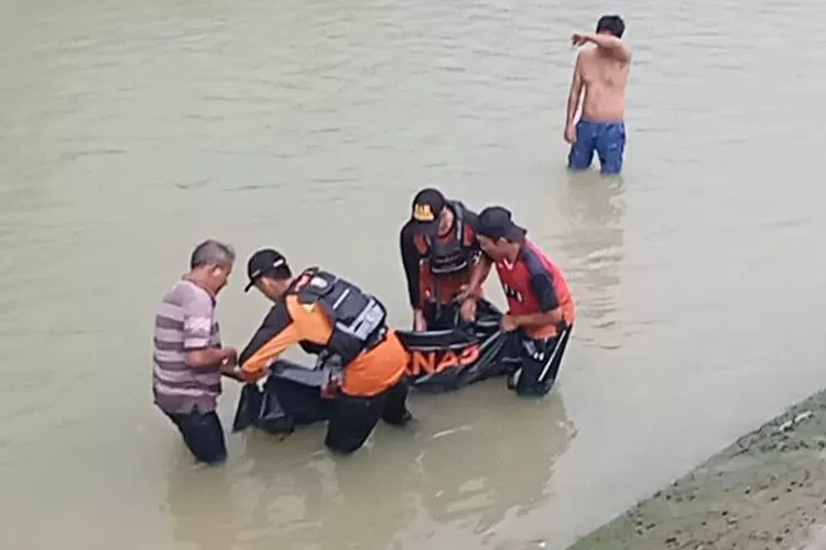 Evakuasi korban bocah tewas tenggelam di Sungai Klethak Godong, Kabupaten Grobogan, Jawa Tengah.  (Dok SAR Semarang )