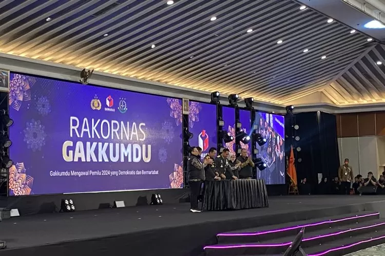 Kepala Kepolisian Negara Republik Indonesia (Kapolri) Jenderal Pol Listyo Sigit Prabowo dan Panglima TNI Jenderal TNI Agus Subiyanto menandatangani Deklarasi Komitmen Netralitas TNI-Polri dalam Penyelenggaraan Pemilihan Umum (Pemilu) 2024 di Jakarta, Senin (27/11/2023).  (ANTARA/Fath Putra Mulya)