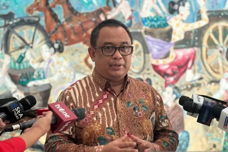  Koordinator Staf Khusus Presiden Ari Dwipayana memberikan keterangan kepada wartawan di Gedung Kementerian Sekretariat Negara, Jakarta, Selasa (28/11/2023).  (ANTARA/Pradanna Putra Tampi)