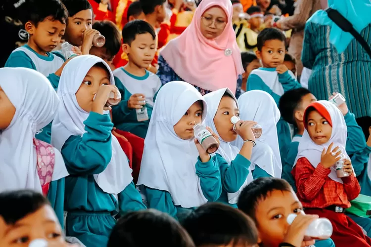 Siswa di Kota Magelang minum susu untuk meningkatkan gizi. (Foto: Dok. Pemkot Magelang)