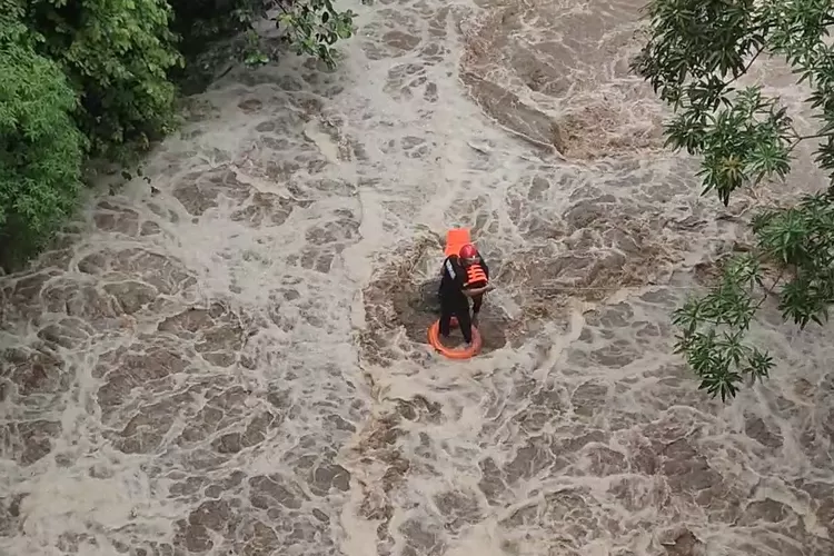 Evakuasi dua remaja di Sungai Panjang Ambarawa, Kabupaten Semarang.  (Foto: Dok Humas Polres Semarang)