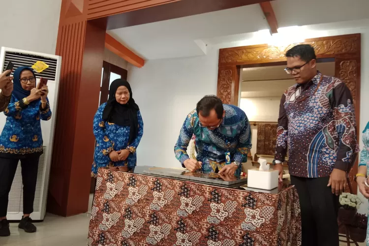 Peresmian galeri untuk produk kerajinan dan batik nusantara bernama Galeri Kriya Wastra Dwipantara di Jogja.  (Foto: dokumentasi Kemenperin)