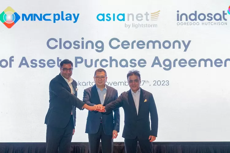 Dari kiri, President Director and CEO IOH Vikram Sinha, Executive Chairman MNC Group Hary Tanoesoedibjo, CEO and Managing Director Lightstorm Group Amajit Gupta saat konferensi pers di Jakarta, Senin (27/11/2023).  (Istimewa)
