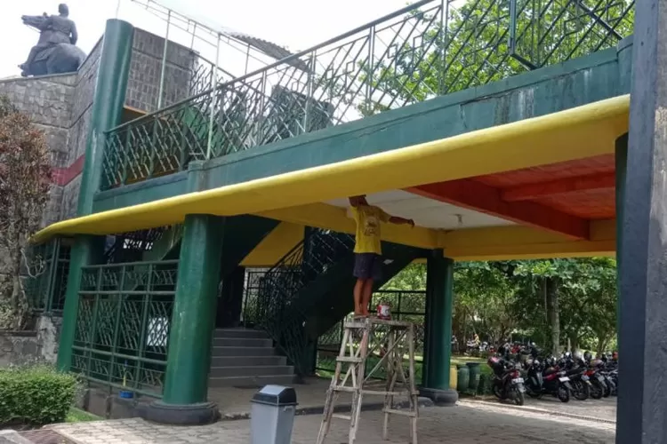 Seorang pekerja mengecat bagian luar Monumen Panglima Besar Soedirman sebagian dari upaya mempercantik wajah taman hiburan rakyat yang berlokasi di Karanglewas, Kabupaten Banyumas itu. ( ANTARA/HO-Dinporabudpar Banyumas )