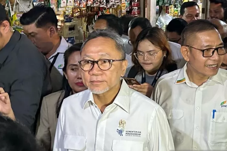 Menteri Perdagangan (Mendag) Zulkifli Hasan saat melakukan tinjauan harga barang bahan pokok di Pasar Johar Baru, Jakarta, Senin (4/12/2023). ( ANTARA/Maria Cicilia Galuh)