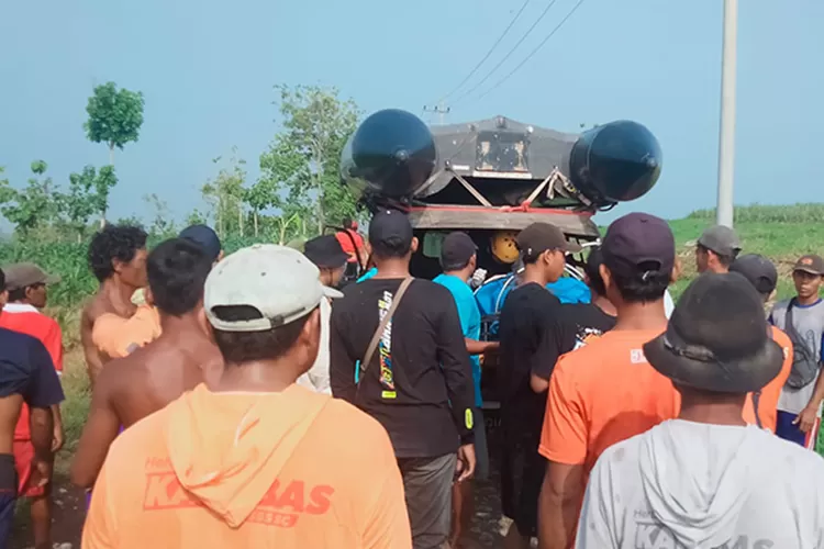 Evakuasi seorang pemuda yang tewas tenggelam di DAS Bengawan Solo. (SAR Semarang)