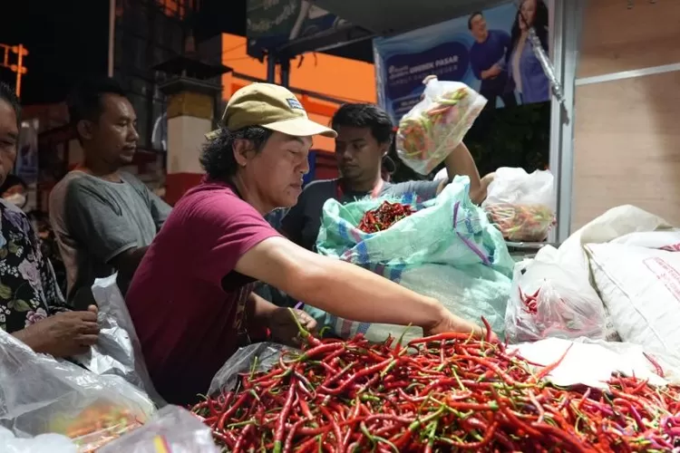 Pemprov Jawa Tengah menggelar operasi pasar di sejumlah pasar tradisional Kota Semarang untuk menstabilkan harga cabai di pasaran.  (ANTARA/HO-Humas Pemprov Jateng)