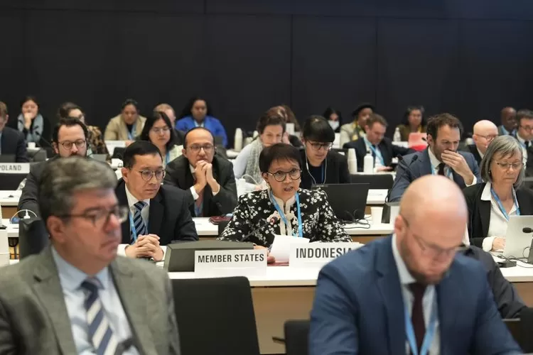 Menteri Luar Negeri Indonesia Retno Marsudi berbicara dalam pertemuan Khusus Dewan Eksekutif Organisasi Kesehatan Dunia (WHO) di Jenewa, Swiss, pada Minggu (10/12/2023). ( ANTARA/HO-Kemlu RI)