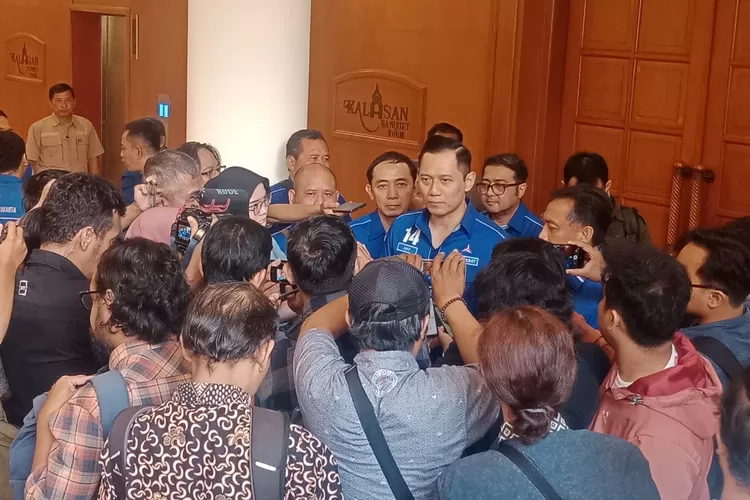  AHY memberikan keterangan kepada wartawan di sela acara pembekalan caleg dan kader Partai Demokrat DIY di Hotal Grand Diamond Jogja. (Foto: dokumentasi Partai Demokrat)