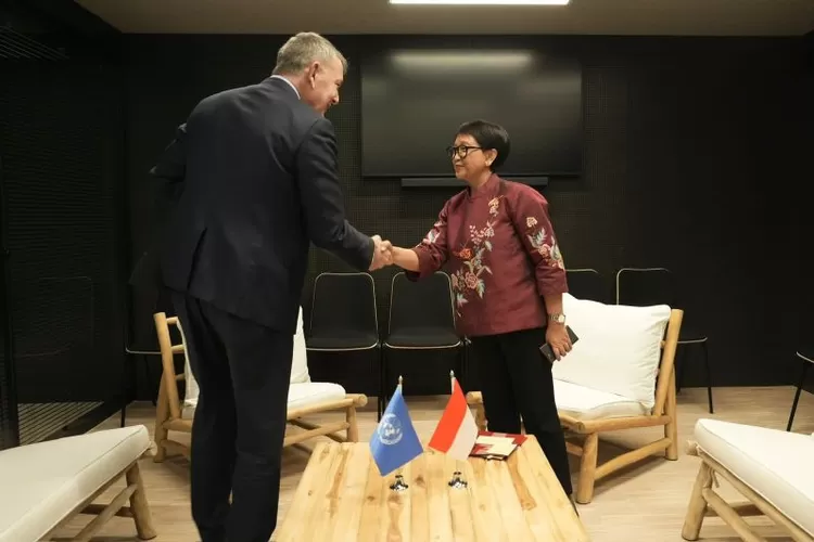  Menteri Luar Negeri Retno Marsudi (kanan) bertemu Komisaris Jenderal UNRWA Philippe Lazzarini (kiri) di Jenewa, Swiss, pada Rabu (13/12/2023).  (ANTARA/HO-platform X Menlu_RI)