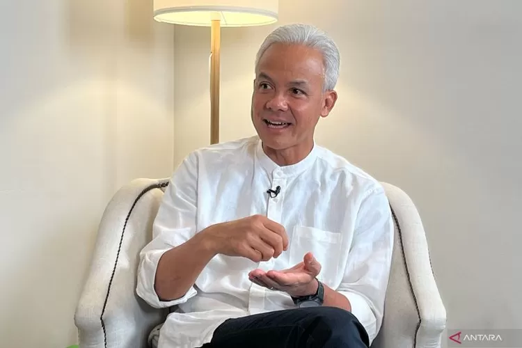 Capres RI Ganjar Pranowo saat wawancara eksklusif bersama ANTARA di kediamannya, Jalan Taman Patra Raya, Setiabudi, Jakarta Selatan, Rabu (13/12/2023).  (ANTARA/Narda Margaretha Sinambela)