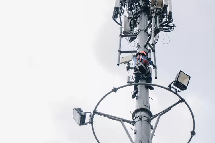 Ilustrasi - Teknisi Smartfren saat melakukan optimasi BTS. Smartfren memperkuat jaringan di seluruh wilayah operasionalnya menyambut perayaan Natal 2023 dan Tahun Baru 2024. (Foto: Dok. Smartfren)