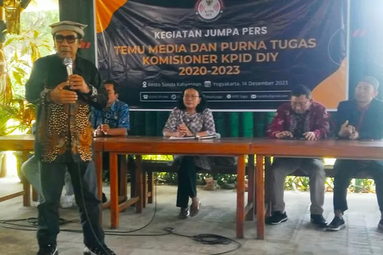 Suasana temu media saat sesi tanya jawab pada temu media KPID DIY.  (Teguh Priyono)