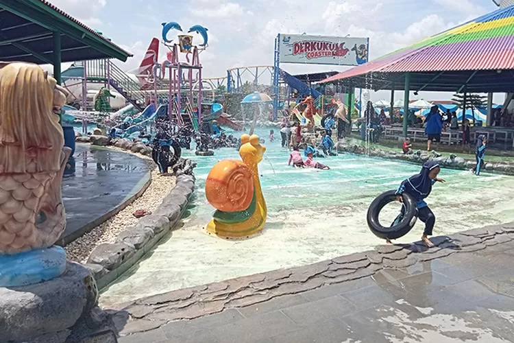 Kunjungan di Kolam Renang Edupark Intanpari Karanganyar membeludak.  (Abdul Alim)