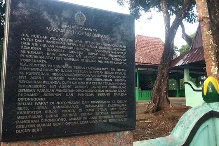 Prasasti yang memuat sejarah singkat Nyi Ageng Serang di kompleks makamnya Padukuhan Beku, Banjarharjo, Kalibawang, Kulon Progo, DI Yogyakarta.  (Koko Triarko)
