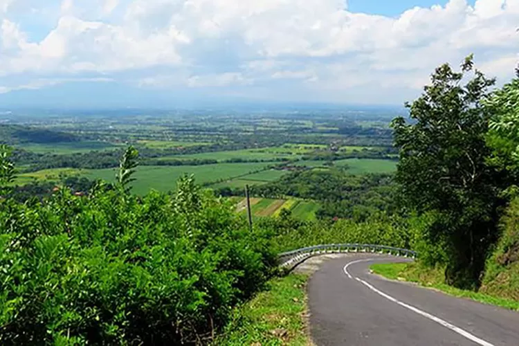 Salah satu tanjakan di Gunungkidul yang dinonaktifkan sebagai jalur alternatif pada libur Nataru.  (bappeda.gunungkidulkab.go.id)