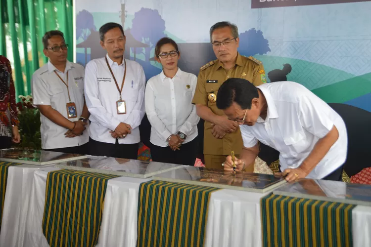 Gubernur DIY Sri Sultan HB X didampingi Sekda DIY serta Bupati Bantul menandatangani prasasti peresmian penanganan RTLH Terintegrasi di Bukit Watu Gagak (Dinas Pariwisata DIY)