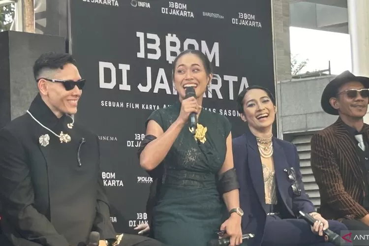 (Dari kiri-kanan) Aktor Ganindra Bimo, Putri Ayudya, Niken Anjani, dan Rukman Rosadi saat menghadiri acara penayangan perdana film &ldquo;13 Bom Di Jakarta&rdquo; di kawasan Epicentrum, Jakarta Selatan, Kamis (21/12/2023) sore.  (ANTARA/Vinny Shoffa Salma)