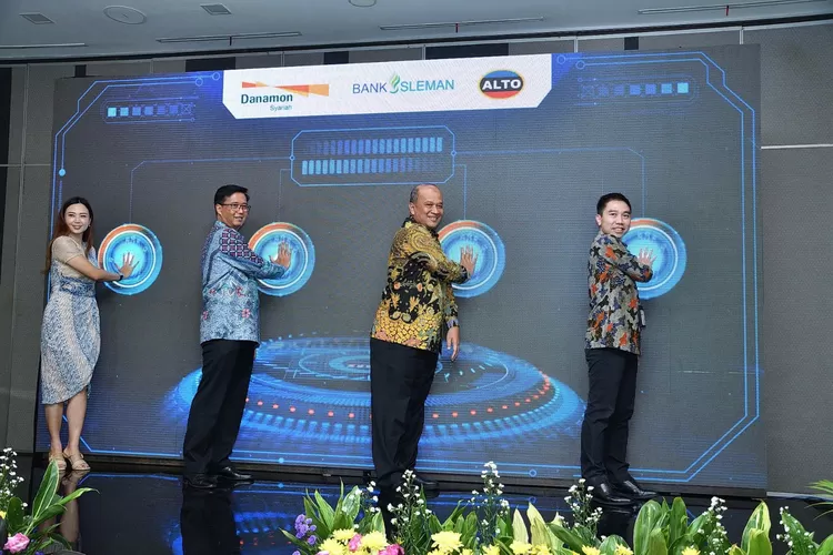 Dari kiri, Direktur Bisnis PT ALTO Network Gretel Griselda, Direktur Syariah and Sustainability Finance PT Bank Danamon Indonesia Tbk Herry Hykmanto, Dirut PT BPR Bank Sleman Muhammad Sigit dan Chief Digital Officer PT Bank Danamon Indonesia Tbk Andreas Kurniawan meresmikan layanan ATM Bank Sleman.  (Foto: Dok. Danamon)