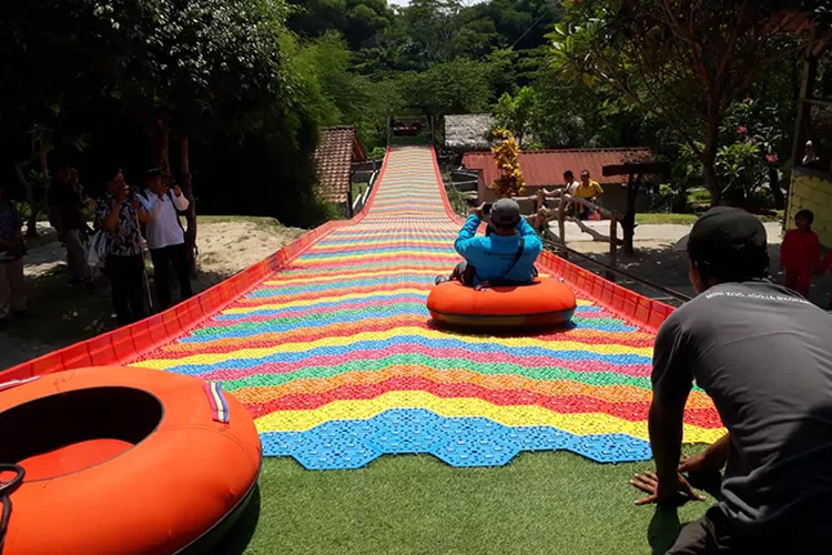Wahana Plorotan Pelangi yang jadi ikon baru dan paling diminati di Mini Zoo Jogja Exotarium.  (Teguh Priyono )