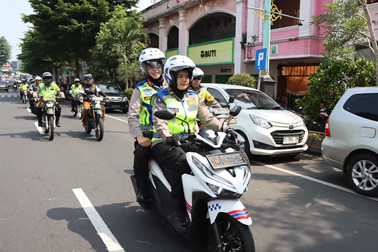 Kapolres Salatiga, AKBP Aryuni Novitasari saat Dibonceng oleh Kasi Humas, Iptu Henri W saat mengendarai motor.  (Dok Humas Polres Salatiga )