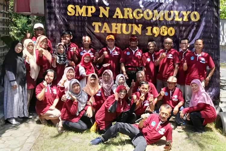 Sesi foto bersama di sela reuni SMPN Argomulyo.  (Teguh Priyono)