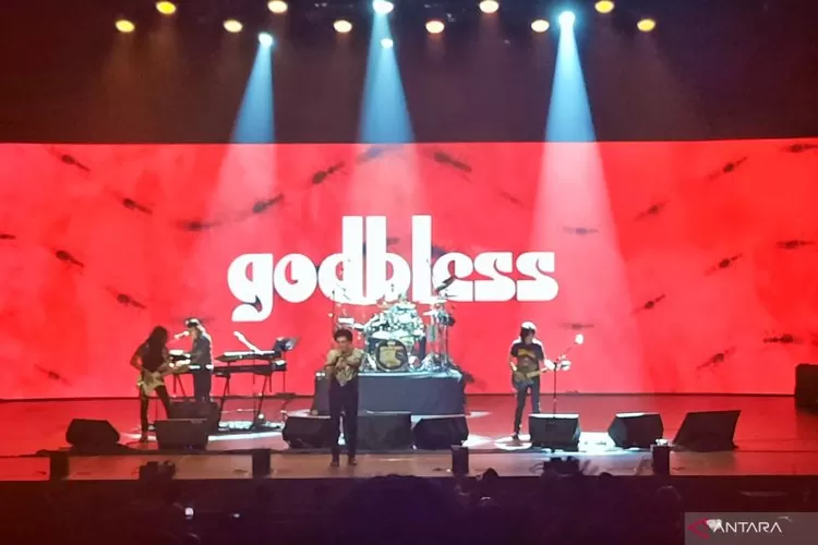 Penampilan God Bless pada ajang Everyday Festival di Taman Ismail Marzuki (TIM), Selasa (26/12/2023).  (ANTARA/Chairul Rohman)