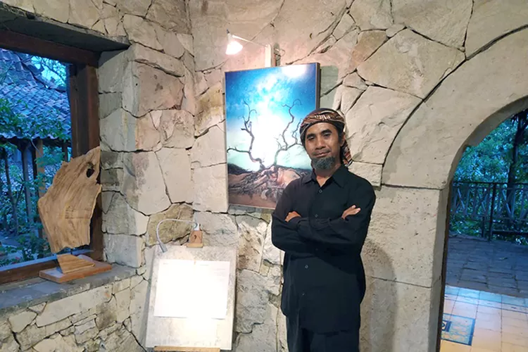 Foto Arik bersama salah satu karya Astrofotografi nya.  (Teguh Priyono )