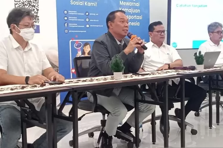  Wakil Ketua Umum Bidang Keselamatan Transportasi Masyarakat Transportasi Indonesia (MTI) Rivan A. Purwantoro (kedua dari kiri) saat konferensi pers di Stasiun Kereta Cepat Jakarta-Bandung (KCJB) Halim, Jakarta pada Rabu (27/12/2023).  (ANTARA/Farhan Arda Nugraha.)