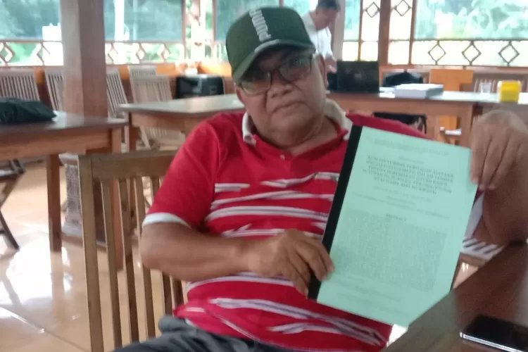 Juru Bicara Keluarga Terpidana Kasus Korupsi PPh 21 Salatiga, Gunawan Pandu Memberikan Keterangan kepada Wartawan.  (Foto : Edy Susanto HM)