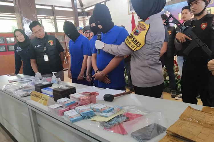 Kapolres Salatiga, AKBP Aryuni Novitasari menanyai tersangka saat gelar perkara uang palsu di Pendapa Polres Salatiga, Jumat (29/12/2023).  (Edy Susanto HM )