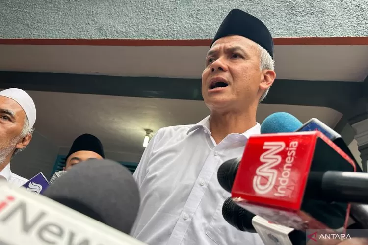 Capres nomor urut 3, Ganjar Pranowo, saat memberikan keterangan usai mengunjungi Pondok Pesantren Al Iman Bulus, Kabupaten Purworejo, Jawa Tengah, Minggu (31/12/2023).  (ANTARA/Rio Feisal)