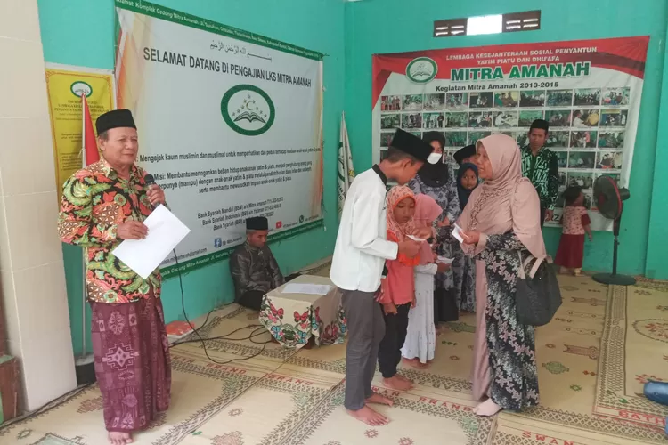 Penyerahan santunan oleh pengurus LKS Mitra Amanah.  (Istimewa)