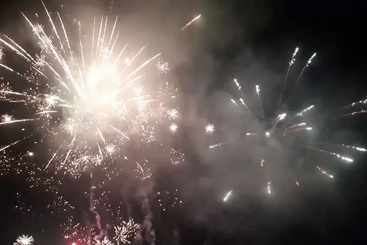 Arsip. Perayaan malam tahun baru. (Husein Effendi)