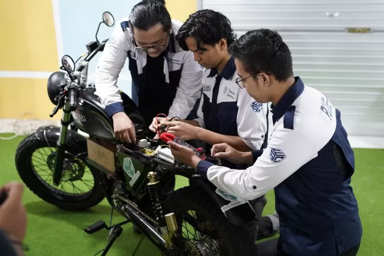 Tim Gasbadra Elins Research Club Universitas Gadjah Mada (UGM) melakukan riset dan pengembangan motor listrik dengan penggunaan tingkat komponen dalam negeri (TKDN) mencapai 57,42 persen.  (ANTARA/HO-UGM)