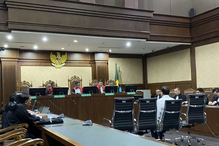 Mantan pejabat Direktorat Jenderal Pajak Kementerian Keuangan Rafael Alun Trisambodo (RAT) mendengarkan vonis majelis hakim di Pengadilan Tindak Pidana Korupsi pada Pengadilan Negeri Jakarta Pusat, Jakarta, Senin (8/1/2024). ( ANTARA/Fath Putra Mulya)