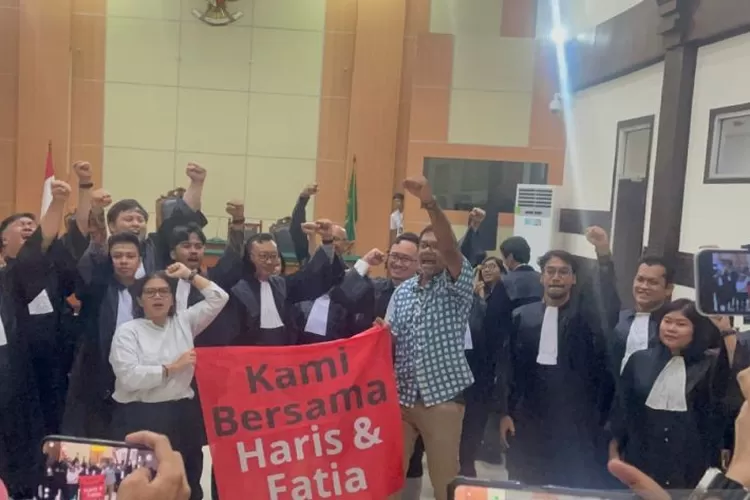 Hariz Azhar dan Fatia Maulidayanti beserta kuasa hukum merayakan putusan bebas di ruang sidang Pengadilan Negeri Jakarta Timur, Senin (8/1/2023)  (ANTARA/Lifia Mawaddah Putri )
