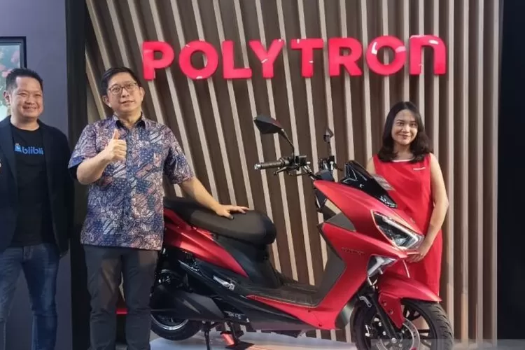 Commercial Director dari Polytron, Tekno Wibowo bersama dengan Chief Marketing Officer Blibli, Edward Kilian Suwignyo berfoto bersama usai peluncuran Polytron Fox-S, di PIK 2, Senin (8/1/2024). ( ANTARA/Chairul Rohman)