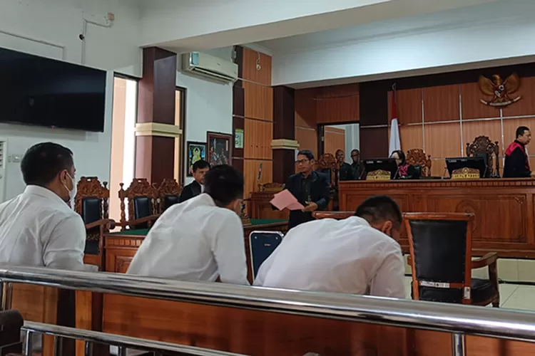 Majelis hakim PN Purwokerto saat membacakan putusan tiga terdakwa polisi anggota Satreskrim Polresta Banyumas. ( Driyanto)